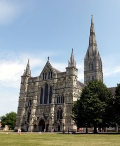 Katedrála v Salisbury, její věž je vysoká 123 metrů a patří k nejvyšším v UK.